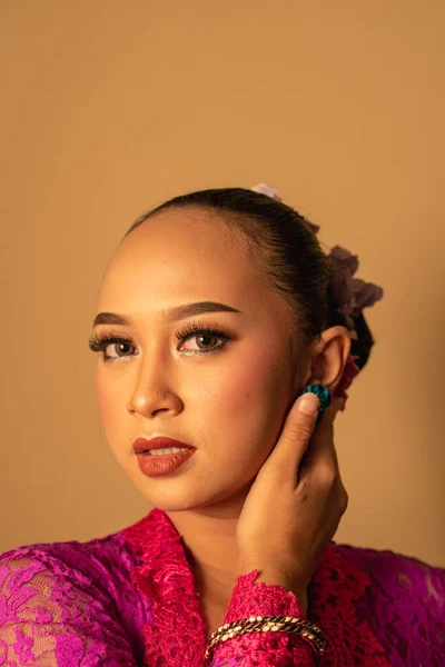 Mulher Asiática Sexy Vestindo Vestido Rosa Chamado Kebaya Com Uma — Fotografia de Stock