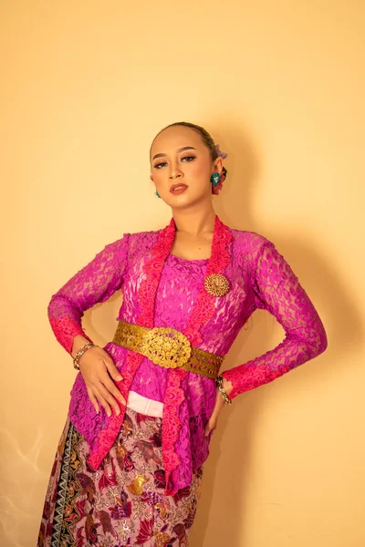 Mulher Balinesa Vestindo Vestido Rosa Chamado Kebaya Vestidos Tradicionais Indonésia — Fotografia de Stock