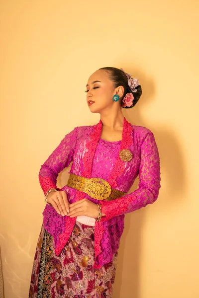 Balijka Różowej Sukience Zwanej Kebaya Tradycyjnych Sukienek Indonezji Wewnątrz Świątyni — Zdjęcie stockowe