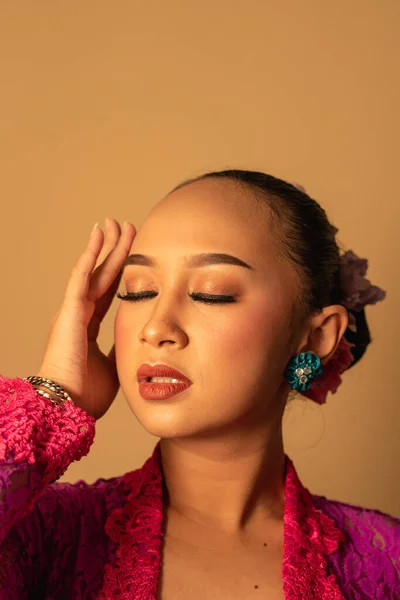 Portré Balinéz Rózsaszín Ruha Pózol Kezekkel Arcon Belül Szobában — Stock Fotó