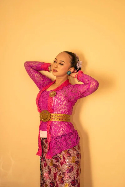 Balijska Matka Różowej Sukience Zwanej Kebaya Makijaż Przed Modlitwą Świątyni — Zdjęcie stockowe