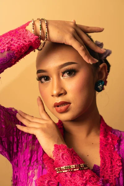 Hermosa Mujer Balinesa Usando Maquillaje Vestido Rosa Mientras Posando Con — Foto de Stock