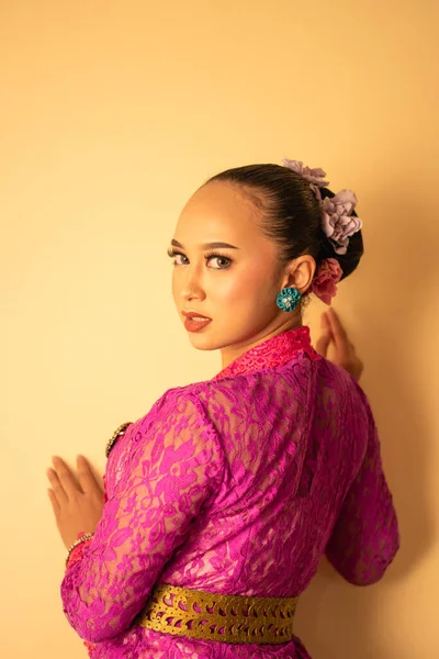 Balijská Matka Nosí Růžové Šaty Názvem Kebaya Make Před Modlením — Stock fotografie