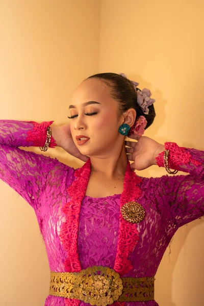 Balijska Panna Młoda Ubrana Różową Suknię Ślubną Przed Rozpoczęciem Ceremonii — Zdjęcie stockowe