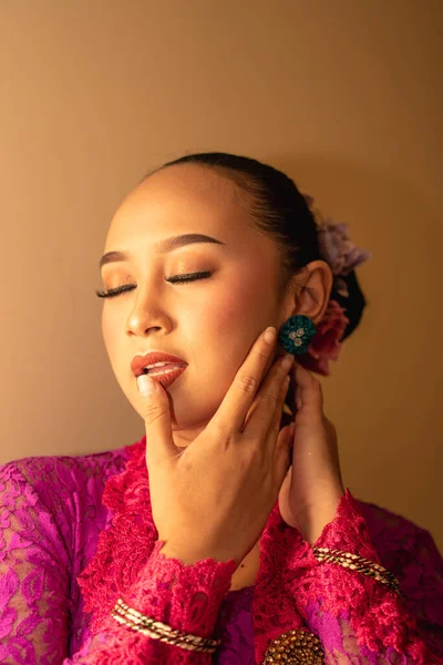 Mujer Asiática Vestido Rosa Tratando Usar Pendiente Verde Sus Oídos —  Fotos de Stock