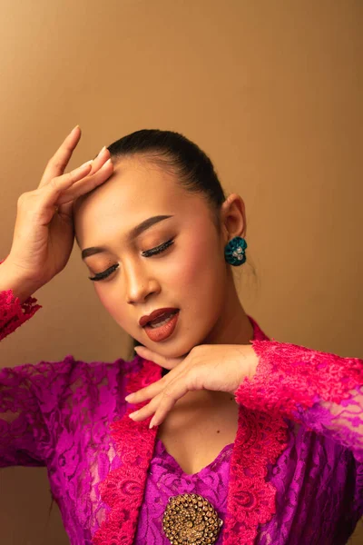 Wanita Asia Menyentuh Kepalanya Sambil Berpose Dengan Riasan Dalam Studio — Stok Foto