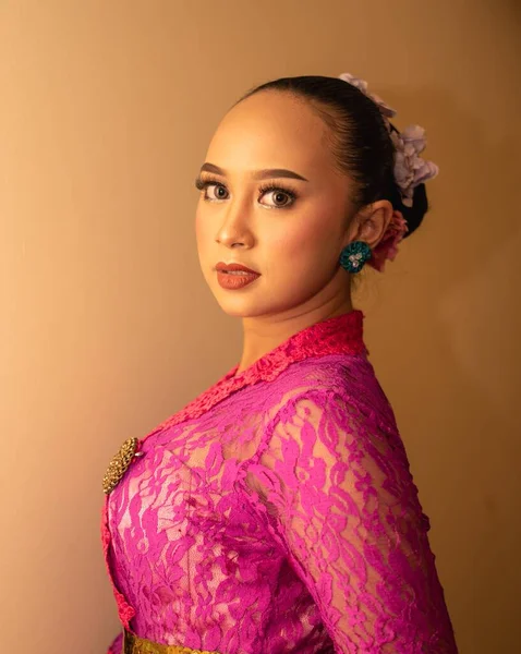 Pengantin Wanita Bali Mengenakan Gaun Pengantin Merah Muda Sebelum Upacara — Stok Foto