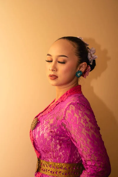 Novia Balinesa Con Vestido Novia Rosa Antes Que Ceremonia Haya —  Fotos de Stock