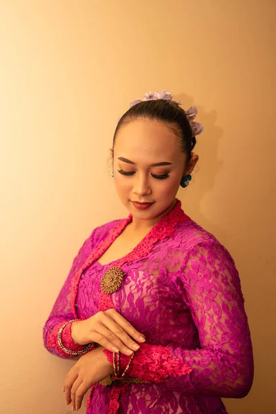 Balinese Woman Wearing Pink Dress Praying Process Temple Bali Festival — Stock Photo, Image