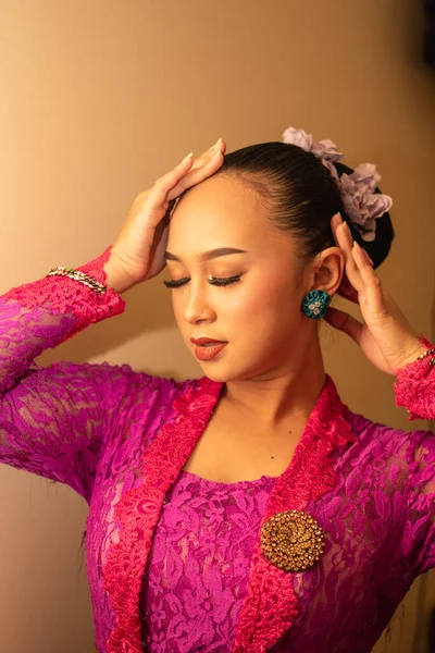Balijka Ubrana Różową Sukienkę Podczas Modlitwy Świątyni Festiwalu Bali — Zdjęcie stockowe