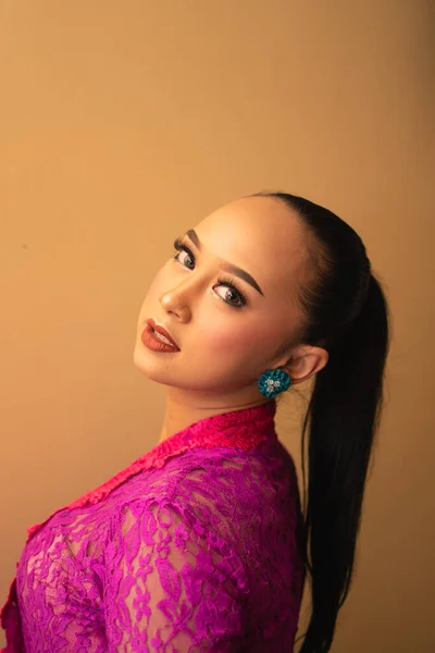 Mulher Javanesa Com Cabelo Preto Vestindo Maquiagem Vestido Rosa Chamado — Fotografia de Stock