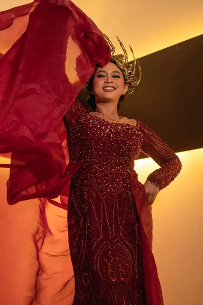 Księżniczka Czerwonej Sukience Złotą Koroną Głowie Przed Oświetleniem Tle — Zdjęcie stockowe
