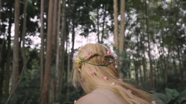 Çiçeklerin Tadını Çıkaran Bir Prenses Ormanın Bahçesinde Gün Işığında Pembe — Stok video