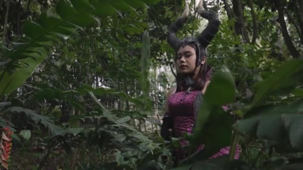 Kara Şeytan Kostümü Giymiş Asyalı Kadın Cadılar Bayramı Festivalinde Kafasında — Stok video