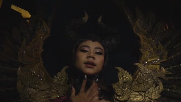 Donkere Vrouw Met Zwarte Hoorn Gouden Vleugels Achtervolgde Tempel Met — Stockvideo