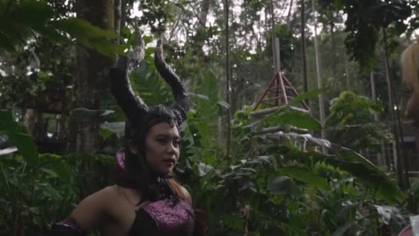 Bir Prenses Ormanda Pembe Bir Elbise Siyah Bir Kostüm Giyerken — Stok video