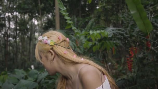 Çiçeklerin Tadını Çıkaran Bir Prenses Ormanın Bahçesinde Gün Işığında Pembe — Stok video