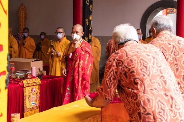 2022年1月8日 2022年1月8日 インドネシア バンドン仏寺内で祈願しながら祭壇の上の僧侶や神に供物を捧げるために男が団結 — ストック写真