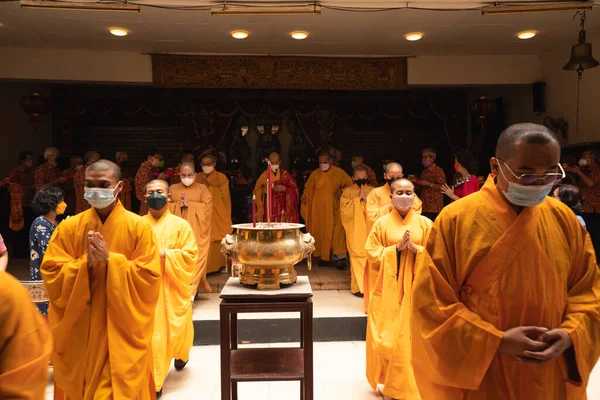 Bandung Indonesien Januar 2022 Die Mönche Gingen Gemeinsam Zum Tempel — Stockfoto