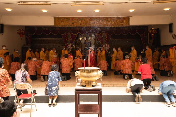 Bandung Indonésia Janeiro 2022 Congregação Rezando Juntos Altar Budista Com — Fotografia de Stock