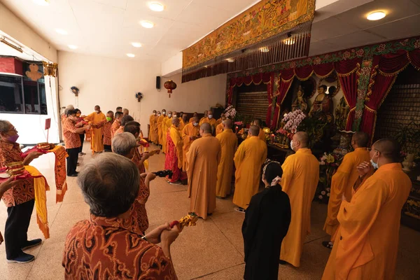 Bandung Indonesia Gennaio 2022 Monaci Incontrano All Altare Pregare Insieme — Foto Stock