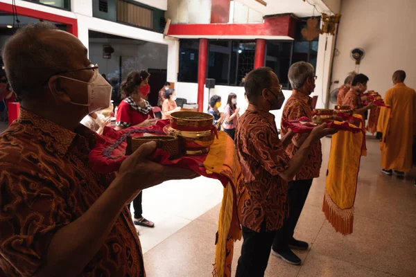 Bandung Indonesien Januari 2022 Den Gamle Mannen Bär Fram Offren — Stockfoto