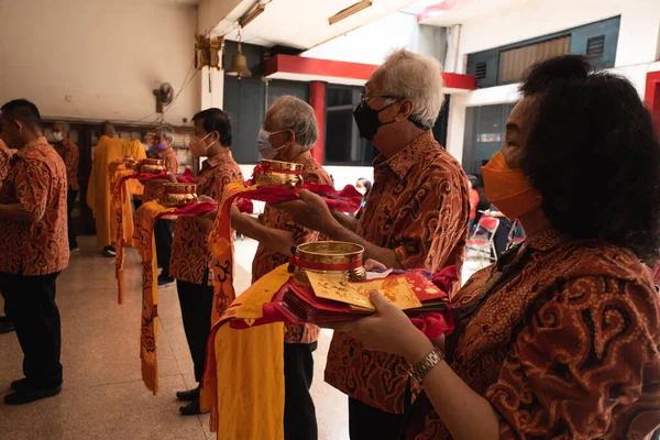 Bandung Indonesien Januari 2022 Den Gamle Mannen Bär Fram Offren — Stockfoto