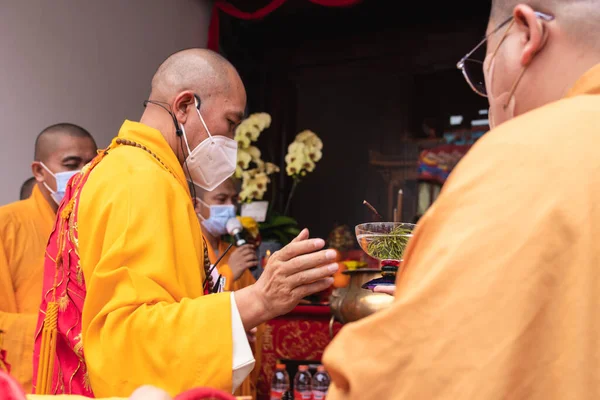 2022年1月8日 2022年1月8日 インドネシア バンドン 僧侶が仏壇内の会衆と共にお祈りをする — ストック写真