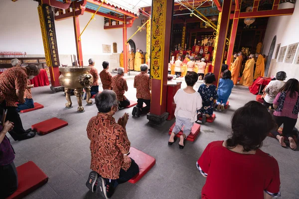 Bandung Indonesia Gennaio 2022 Congregazione Prega Insieme All Altare Buddista — Foto Stock