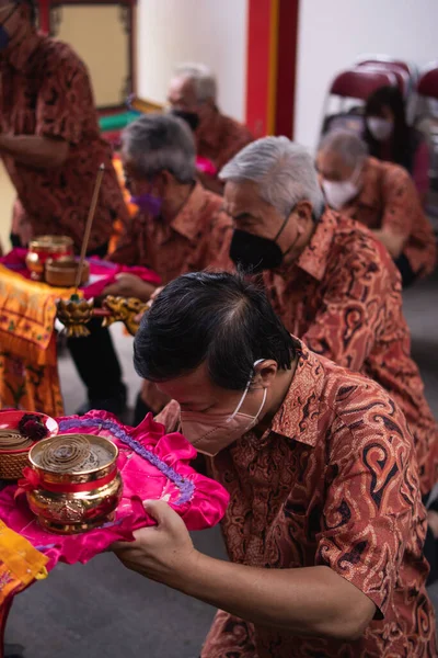 2022年1月8日 2022年1月8日 インドネシア バンドン 寺院内の僧侶と仏壇で一緒に祈る会衆 — ストック写真