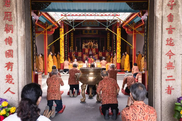 2022年1月8日 2022年1月8日 インドネシア バンドン 中国の町内にある仏寺で一緒に祈願しながら僧侶の供養を行う — ストック写真