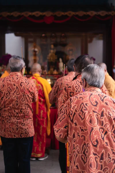 Bandung Indonesia Enero 2022 Anciano Trae Las Ofrendas Altar Mientras —  Fotos de Stock