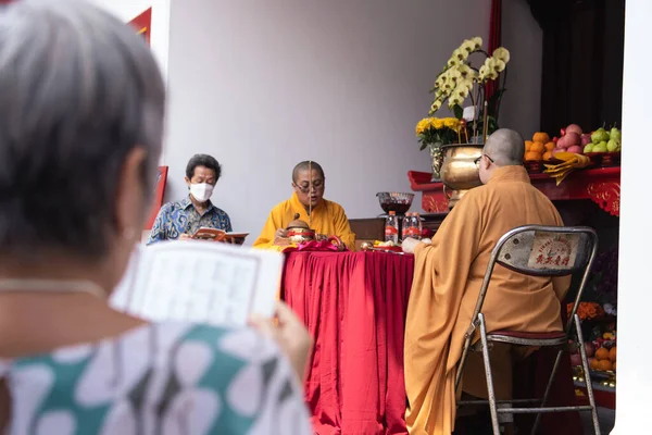 2022年1月8日 2022年1月8日 インドネシア バンドン 寺院内の僧侶と祭壇で祈りながら椅子に座る仏教社会 — ストック写真