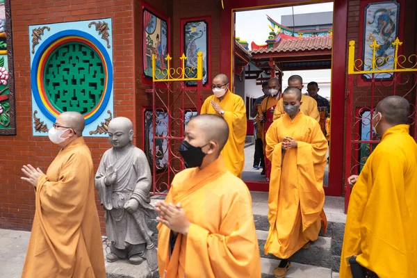 2022年1月8日 2022年1月8日 インドネシア バンドン 中国の町にある仏寺で開帳式が行われる前に 僧侶たちが一緒に歩いて寺院を訪れた — ストック写真