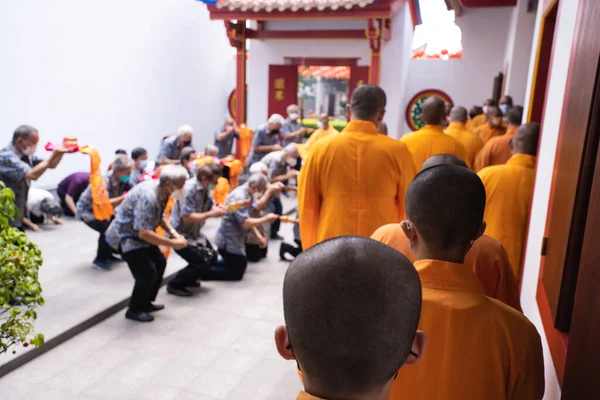 Bandung Indonesien Januar 2022 Buddhistische Gemeinschaft Betet Gemeinsam Mit Den — Stockfoto