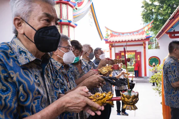 Bandung Indonesia Enero 2022 Comunidad Budista Reza Junto Con Los —  Fotos de Stock