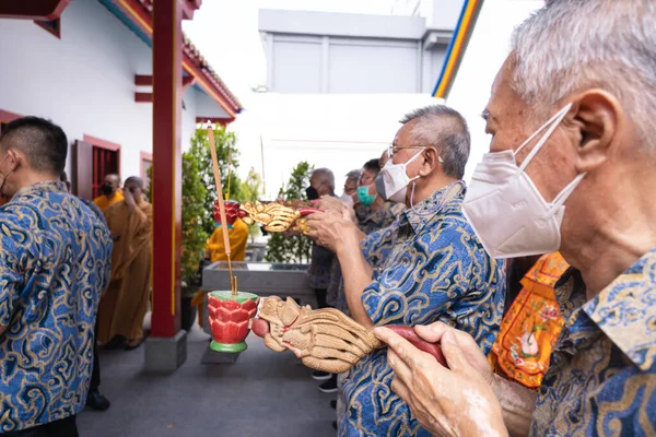 Bandung Indonesia Enero 2022 Comunidad Budista Reza Junto Con Los —  Fotos de Stock