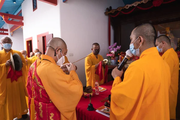 2022年1月8日 2022年1月8日 インドネシア バンドン オレンジ色の衣を着た僧侶が祭壇に立ち 中国の町にある仏寺の中で神に祈る — ストック写真