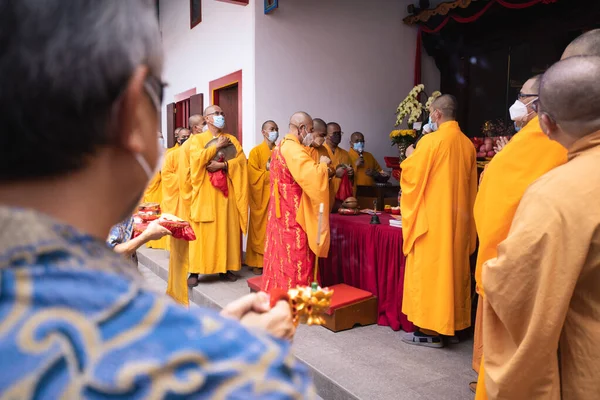 Bandung Indonesia Gennaio 2022 Buddisti Pregano Insieme Monaci Mentre Offrono — Foto Stock