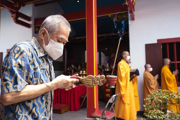 Bandung Indonesia Gennaio 2022 Buddisti Pregano Insieme Monaci Mentre Offrono — Foto Stock