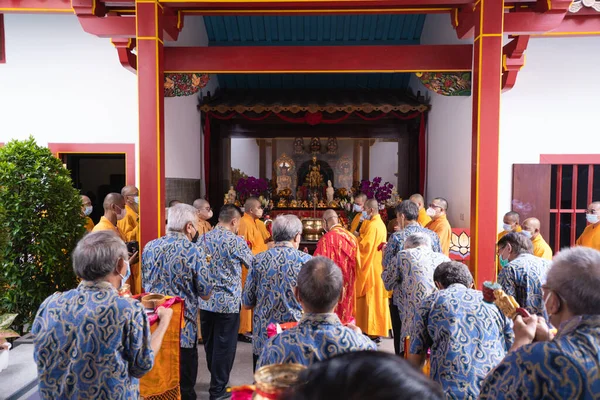 Bandung Indonesia Gennaio 2022 Buddisti Pregano Insieme Monaci Mentre Offrono — Foto Stock