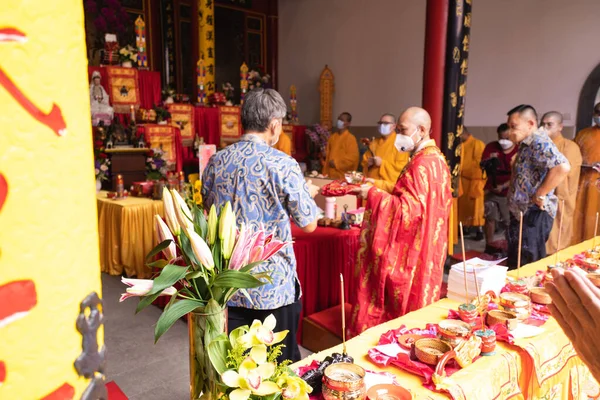 Бандунг Индонезия Января 2022 Года Монахи Оранжевой Одежде Молятся Вместе — стоковое фото