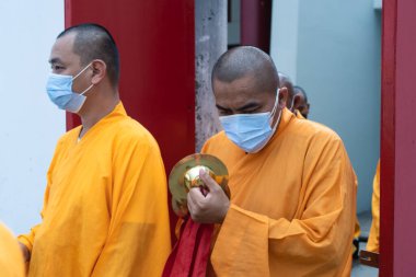 Bandung, Endonezya - 8 Ocak 2022: Keşişler Çin 'deki Buda tapınağındaki ibadet töreni başlamadan önce tapınağı ziyaret etmek için birlikte yürüdüler.
