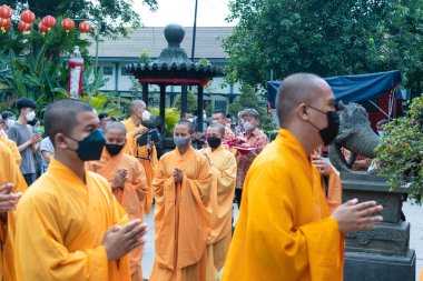 Bandung, Endonezya - 8 Ocak 2022: Keşişler Çin 'deki Buda tapınağındaki ibadet töreni başlamadan önce tapınağı ziyaret etmek için birlikte yürüdüler.