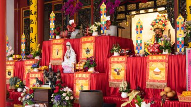 Bandung, Endonezya - 8 Ocak 2022: Cemaat Buda tapınağının içindeki keşişlerle birlikte Budist mihrabında dua ediyor.