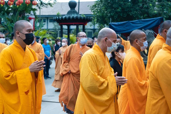 Bandung Indonesia Gennaio 2022 Monaci Hanno Camminato Insieme Visitare Tempio — Foto Stock