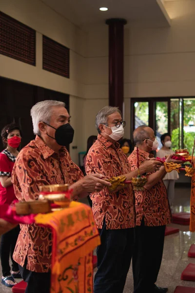 Bandung Indonesien Januari 2022 Den Gamle Mannen Bär Fram Offren — Stockfoto