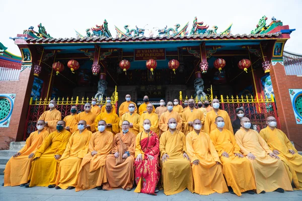 Bandung Indonesien Januar 2022 Die Mönche Sitzen Zusammen Vor Dem — Stockfoto