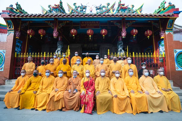 2022年1月8日 2022年1月8日 インドネシア バンドン寺院内の中国門の前で写真を撮るために僧侶が座る — ストック写真