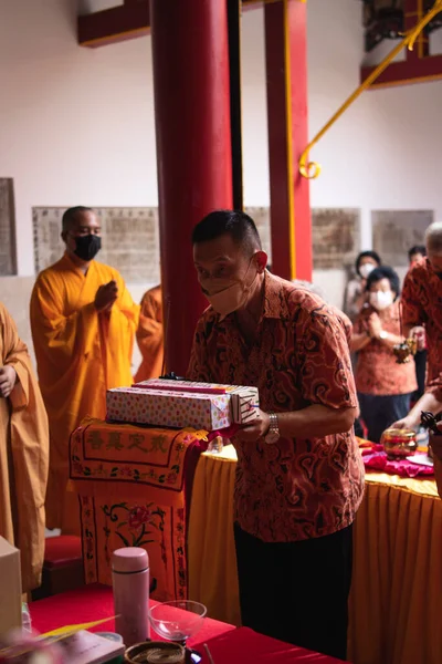 Bandung Indonesië Januari 2022 Oude Man Brengt Offers Naar Het — Stockfoto